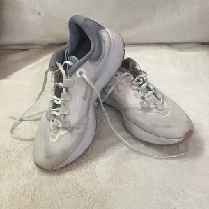⚫️ BOGO Light coloured Nike women’s running shoe size 8.5